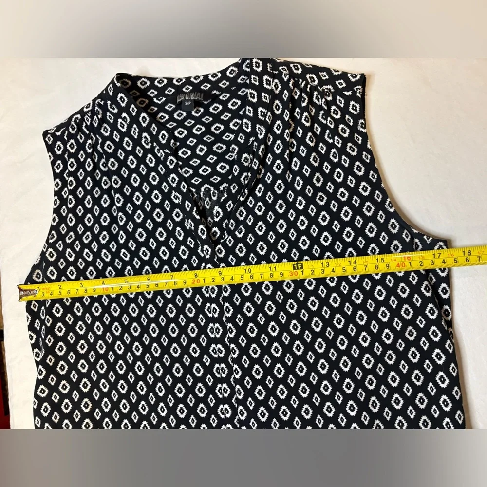 Nicole Miller Black & White Diamond-Print Sleeveless Blouse - Picture 6 of 6
